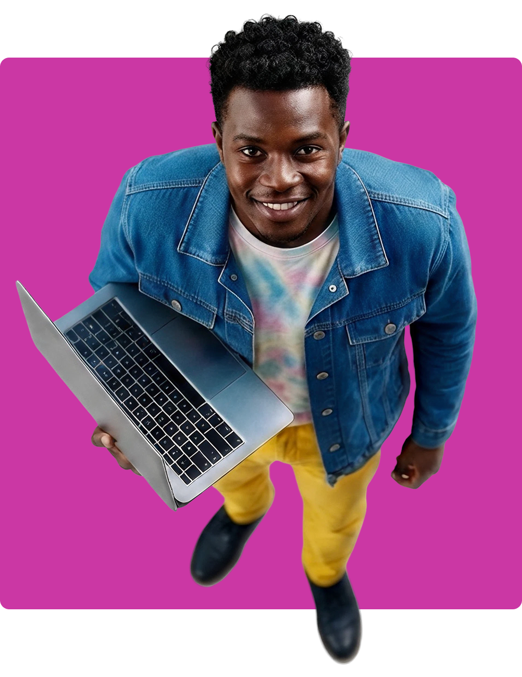 Membre d’une équipe e-commerce consultant des résultats sur un ordinateur portable